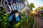 Schon beim Start der Führung an den Graffiti-Wänden nahe der Rudolf-Oetker-Halle ist die Verbindung von Kiez und Arminia Bielefeld sichtbar. Foto: Bielefeld Marketing