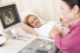 Für Schwangere in Bielefeld sind regelmäßige (Ultraschall-) Untersuchungen während der Schwangerschaft Teil der gesetzlichen Vorsorgeuntersuchungen. AOK/hfr.