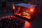 Traumhafter Sommerabend: Die ausgeleuchtete Bühne setzt die Musiker im 
Dalheimer Ehrenhof passend in Szene. (Foto: LWL/Johanna Pietsch)