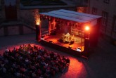 Traumhafter Sommerabend: Die ausgeleuchtete Bühne setzt die Musiker im 
Dalheimer Ehrenhof passend in Szene. (Foto: LWL/Johanna Pietsch)