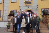 Gruppenbild mit Vertretern aus allen Partnerstädten vor dem Bergwerk-Museum in Falun. Foto: Stadt Gütersloh
