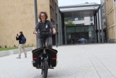 Blitzschnell mit dem elektronischen Lastenfahrrad: Inka Fritzenkötter testet das Fahrzeug vor dem Rathaus.