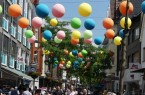 Beliebtes Fotomotiv: Die Mittlere Berliner Straße wird in bunte Farben getaucht.