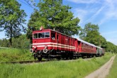 Die historische E-Lok E22 der Extertalbahn rollt seit 1927 durch Nordlippe. Dank des Vereins Landeseisenbahn Lippe, der sich seit 2005 sowohl für die Lokomotive wie auch Denkmalschutz stehende Fahrleitung verantwortlich ist.Foto: Michael Rehfeld