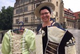 Denise Gutsche freut sich, dass ihre selbstgeschneiderten Kostüme nun ein neues Zuhause im Weserrenaissance-Museum Schloss Brake gefunden haben.