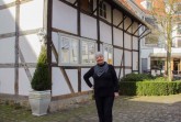 Stadtführerin Barbara Best empfängt Teilnehmer des Stadtrundgangs „Mit Hinz und Kunz durch Gütersloh“ vor dem Stadtmuseum