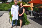 Natalie Heck ist eine der Patientinnen von Dr. Florian Dietl, die nach Vorbereitungskurs und Operation erfolgreich ihre krankhafte Fettsucht angegangen ist: Sie hat insgesamt 43 kg Gewicht verloren und berät jetzt andere Betroffene in einer Selbsthilfegruppe in Paderborn, Schloss Neuhaus.