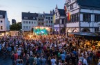 Die Kulturbrunnenbühne auf dem Paderborner Rathausplatz zählte auch in diesem Jahr zu deinem der Publikumsmagneten des Libori-Festes. Insgesamt feierten 1,5 Millionen Besucher Paderborns fünfte Jahreszeit. (Foto: Thorsten Hennig)