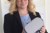 Sabine Gulfam, neue Teamleiterin der Berufsberatung der Agentur für Arbeit Detmold mit VR-Brille.