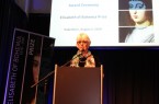 (Foto: Universität   Paderborn)   Ricarda   Michels):   Prof.   Dr.   Sarah   Hutton
verkündet die Preisträgerin des Elisabeth von Böhmen-Preises.