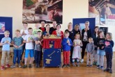 Das Büchereiteam freut sich mit den jüngeren Teilnehmern des SommerLeseClubs, Foto: Stadt Höxter
