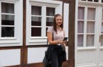 Cassandra Korth testet die Stadtführungs-App an einem der historischen Gebäude am Rande des Doktorplatzes in Rheda.