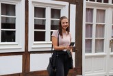Cassandra Korth testet die Stadtführungs-App an einem der historischen Gebäude am Rande des Doktorplatzes in Rheda.