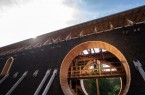 „Schwitzen wie sonst nirgendwo auf der Welt: Das neu errichtete Gradierwerk in Bad Sassendorf verfügt auch über eine integrierte Sauna.“
