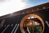 „Schwitzen wie sonst nirgendwo auf der Welt: Das neu errichtete Gradierwerk in Bad Sassendorf verfügt auch über eine integrierte Sauna.“
