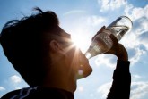 Ersetzt 37 PET	- Flaschen: Die 
„Glasperlenflasche“ ist die am meisten 
verbreitete Mehrweg	- Wasserflasche. Sie 
steht nicht nur bei der Ökobilanz ganz 
oben, sondern sichert auch Jobs bei 
Herstellern und Abfüllern. 
Foto: NGG
