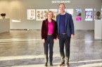 Liz   Mohn   und   Thomas   Rabe   beim   ersten   gemeinsamen   Rundgang   durch   das
neugestaltete Foyer des Corporate Centers von Bertelsmann in Gütersloh.