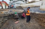 Archäologen beim Freilegen frühneuzeitlicher Mauern auf der Grabung.
Foto: Eggenstein Exca/R. Gündchen