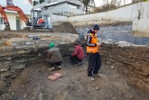 Archäologen beim Freilegen frühneuzeitlicher Mauern auf der Grabung.
Foto: Eggenstein Exca/R. Gündchen
