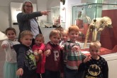 Dr. Susanne Hilker mit Kids-Museum Schloss Brake, Foto: 
Weserrenaissance-Museum Schloss Brake