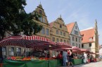 Auf dem Alten Markt und entlang der Niedernstraße lädt der Altstadtmarkt dienstags, freitags und samstags zum Einkaufen ein. Foto: Bielefeld Marketing