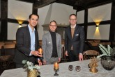 v.l.: Domhof-Betreiber Orhan Savci freut sich zusammen mit dem Standesbeamten Michael Heidenreich und Bürgermeister Theo Mettenborg auf das neue Angebot „Ambiente-Trauungen“ im Domhof bei Kerzenschein.