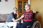 Die 48-jährige Elke Dierkes ist Pflegefachkraft mit Leib und Seele. Sie kümmert sich unter anderem um Dorothea Bickmann, die zu Hause lebt und auf einen Rollstuhl angewiesen ist.