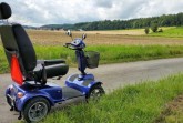 Für Nutzer von E-Scootern und größerer Rollstühle bietet der Kreis Lippe einen Fahrservice zu „Hermann leuchtet 7.0“ an. Foto: Kreis Lippe
