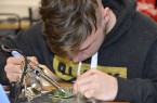 Maurice (Sekundarschule Höxter), beim Zusammenbau seines Elektronischen Würfels. Fotos: Kreis Höxter