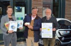 Romanie König, Joachim von Reden und Willi Hennebrüder präsentieren Energieverbrauchsmesser und Infomaterial.Foto BUND Lemgo