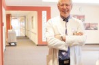 Foto (KHWE): Dr. Volker Knapczik ist 20 Jahre Chefarzt