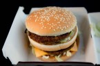 Dieser Hamburger einer großen Fast-Food-Kette kostet 4,29 Euro. Genau 28 Minuten muss ein Beschäftigter im Schnellrestaurant aktuell arbeiten, um sich diesen Burger selbst zu leisten. Die Gewerkschaft NGG fordert jetzt ein Ende der Niedriglöhne bei McDonald’s, Burger King & Co.