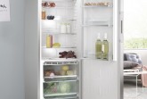 Das Innere von Kühlschränken sollte regelmäßig mit sanften Mitteln gereinigt werden. Foto: Miele