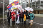 Flagge zeigen für Tibet: Landrat Sven-Georg Adenauer mit Vertreterinnen und Vertretern der Tibet Initiative Deutschland (TID) sowie mit Exil-Tibeterinnen und Tibetern vor der Tibetflagge am Kreishaus Gütersloh. Foto: Kreis Gütersloh