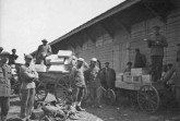 Mennoniten laden 1923 in Platovka, Russland, Waggons mit 
Notnahrungsmitteln, einschließlich Milchdosen. Für einige der größeren 
Transporte wurden mehrere hundert Waggons benötigt. Foto: MCC-Archiv, 
D.R. Höppner