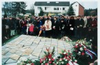 Ein Foto aus vergangenen Tagen - Gedenkfeier am 2000 neu entstandenen Mahnmal am Appellplatz des ehemaligen Konzentrationslagers Niederhagen in Wewelsburg (Foto Herr Czeschik / Archiv Kreismuseum Wewelsburg)