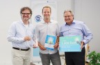 v. l. Prof. Dr. Rüdiger Kabst (Leiter des TecUP), Maximilian Fleitmann (Gewinner des CALL FOR IDEAS 2019) und Karl-Heinz Rawert (Vorstand VerbundVolksbank OWL eG). Foto: (TecUP)