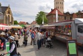 Die Besucherinnen und Besucher des Paderborner Wochenmarkts werden gebeten, ab sofort beim Einkauf Mund und Nase zu bedecken. Foto © Stadt Paderborn
