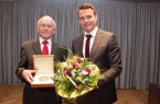 Ehrentag: Andreas Sunder (rechts) hatte Hubert Deittert 2016 die Verdienstmedaille der Stadt Rietberg verliehen. Foto: Stadt Rietberg
