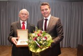 Ehrentag: Andreas Sunder (rechts) hatte Hubert Deittert 2016 die Verdienstmedaille der Stadt Rietberg verliehen. Foto: Stadt Rietberg