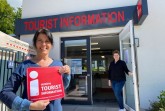 Hier steht die Tür für Kunden immer offen: Fachbereichsleiterin Asli Noyan (links) und Christina Walter vom Team der Tourist Information in Bad Lippspringe freuen sich über die erneute Auszeichnung mit dem Qualitätssiegel des Deutschen Tourismusverbandes.