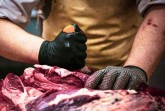 Knochenjob: In der Schlachtung und Fleischverarbeitung arbeiten viele Menschen aus Osteuropa für Subunternehmen. Die Gewerkschaft NGG kritisiert die prekären Wohn- und Arbeitsbedingungen – und fordert mehr staatliche Kontrollen in der Branche. Foto: Gewerkschaft NGG