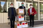Bild (von links): Jiansheng Yin, Georg Rüter und Ying Zhang freuen sich über die Ankunft von 1000 FFP2-Masken und 60 Schutzanzügen aus China. (Foto: Franziskus Hospital)