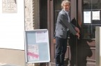Bürgermeister Michael Jäcke schließt die Eingangstür des Mindener Museums am vergangenen Sonntag auf.Foto: Dr. Marion Tüting/Mindener Museum