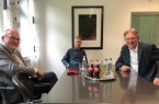 MdL Ernst-Wilhelm Rahe (li.) und MdB Achim Post (r.) trafen sich vor dem Hintergrund der Corona-Krise zum Gedankenaustausch mit Bürgermeister Frank Haberbosch..Foto: Stadt Lübbecke