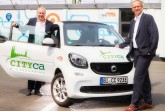 Freuen sich über die Zusammenarbeit beim Verleih von Elektroautos: CITYca-Gründer Hans Rost (links) und moBielGeschäftsführer Martin Uekmann. 
(Foto: moBiel/ Thorsten Ulonska)