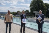 Schwimmmeister Volker Rieder (v.l.), Bürgermeister Alexander Fischer sowie der Allgemeine Vertreter Lothar Stadermann, zuständig für den Bäderbetrieb, haben das Hygienekonzept für das Höxteraner Freibad vorgestellt.