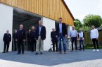 Bürgermeister Hermann Temme (vorne links) und Christoph Rustemeyer (Mitte) übergaben heute die neue Fahrzeughalle an die Löschgruppe Gehrden. Foto: Stadt Brakel