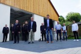 Bürgermeister Hermann Temme (vorne links) und Christoph Rustemeyer (Mitte) übergaben heute die neue Fahrzeughalle an die Löschgruppe Gehrden. Foto: Stadt Brakel