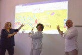 Barbara Fien (Fien Design, v.l.n.r.), Claudia Koch (Landesgartenschau-Geschäftsführerin) und Kenan Kutlu (kenmedia Digitalagentur) präsentieren die neue Landesgartenschau-Internetseite.Foto: